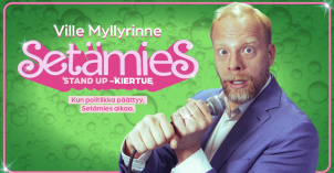 Ville Myllyrinne mikin kanssa värikkäässä taustassa