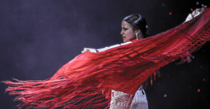 Nainen tanssimassa flamencoa punaisen huivin kanssa