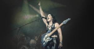 Erja Lyytinen lavalla kitaran kanssa