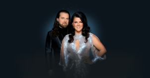 Tumma tausta, jossa seisovat Teemu Roivainen ja Saara Aalto