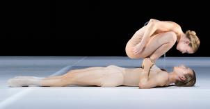 Tanssijat toistensa päällä