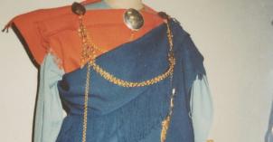 Kuvassa on puku mallinuken päällä.