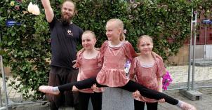 Kuvassa on neljä henkilöä.