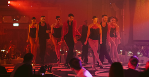 Tanssijat intensiivisen näköisinä lavalla punaisessa valaistuksessa