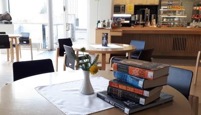 Kirjaston kirjoja kulttuuritalo Virran kahvion pöydällä.