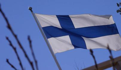 Suomen lippu tuulessa