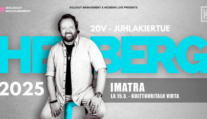 Sami istuu jakkaralla hymyillen ja rentona