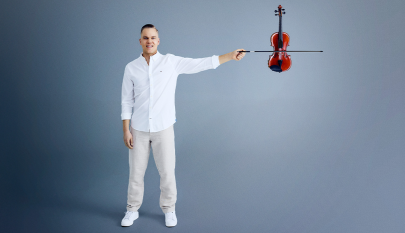 ONEVIOLIN Pekka Niemi seisoo harmaata taustaa vasten pitäen viulua ilmassa yhdellä kädellään. Hän on pukeutunut valkoiseen paitaan, vaaleisiin housuihin ja valkoisiin kenkiin. Viulu on kiinnitetty jousella.