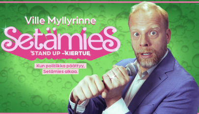 Ville Myllyrinne mikin kanssa värikkäässä taustassa