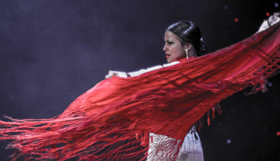 Nainen tanssimassa flamencoa punaisen huivin kanssa