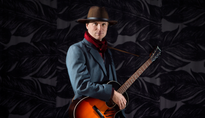 Mikko Iivanainen kitaran kanssa ja stetson päässä