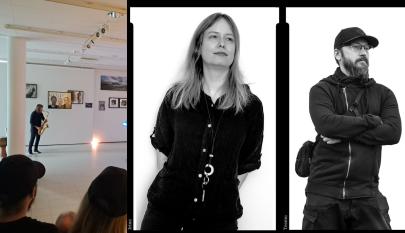 Vasemmalla näyttelytilassa Anja Mauranen, saksofoni. Oikealla yksityiskohta, 'Irina' & 'Teemu', Päivi Erosen teoksesta Kohtaamiani taiteilijoita: lama-ajan ja nousukauden taideopiskelijat, 2025. Kuvan taitto: Rauni Tanskanen.