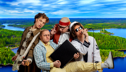 Järvi- ja metsämaisema taustalla ja edessä esiintyjiä