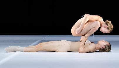 Tanssijat toistensa päällä