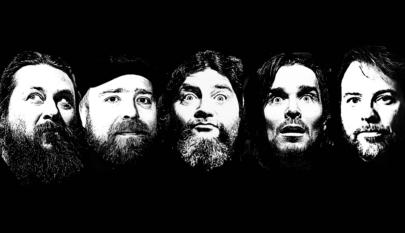 Mustavalkoinen kuva, jossa yhtyeen jäsenten kasvot vaalealla