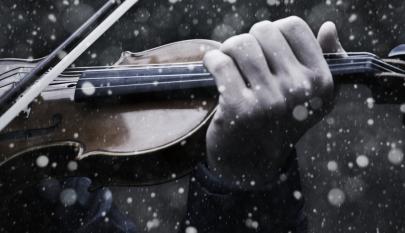 Viulu helmeilevässä ilmassa