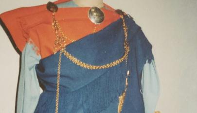 Kuvassa on puku mallinuken päällä.