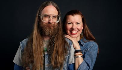 Kuvassa on kaksi henkilöä.