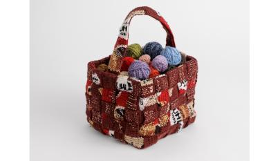 Värikkäitä lankakeriä virkkaamalla toteutetussa korissa.