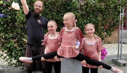 Kuvassa on neljä henkilöä.