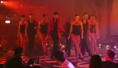 Tanssijat intensiivisen näköisinä lavalla punaisessa valaistuksessa