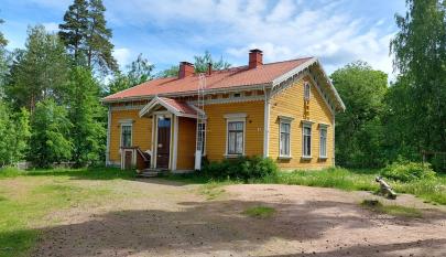 Kuvassa on puurakennus ja piha.