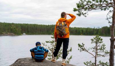 Retkeilijät kalliolla