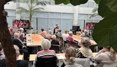 vanhusten viikon juhla kaupungintalolla 2025