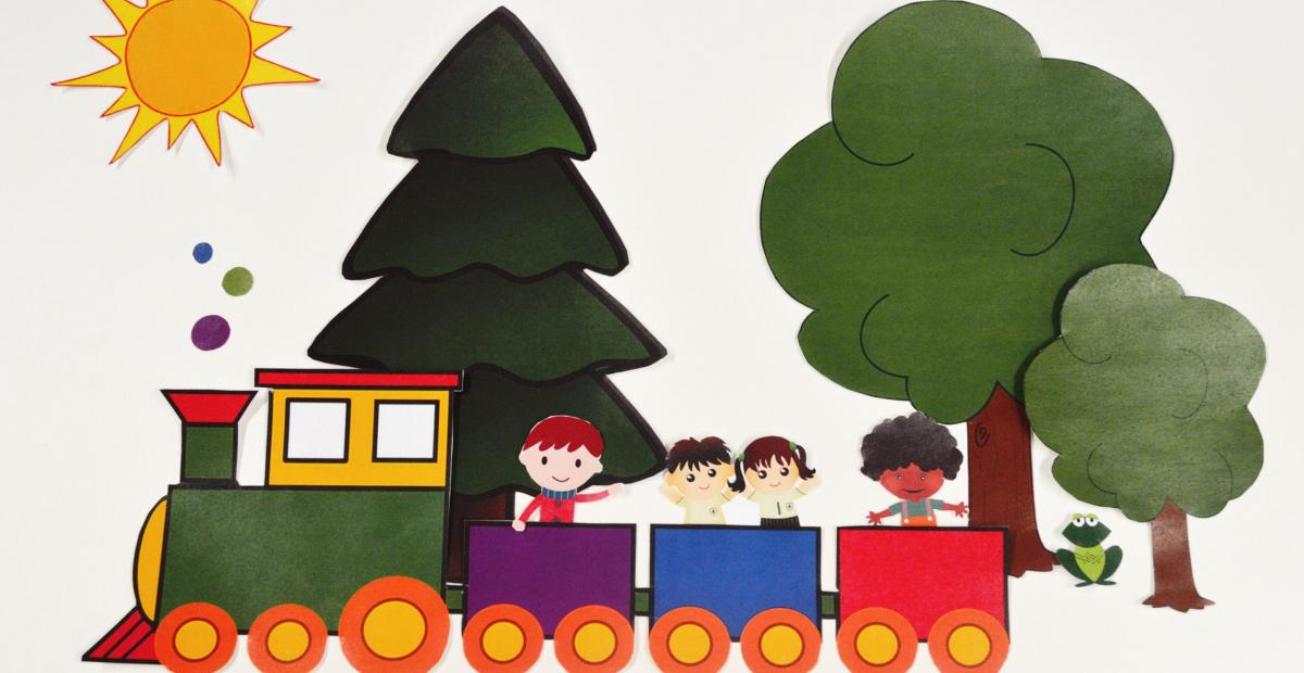 Kuva lasten piirtämästä junasta.