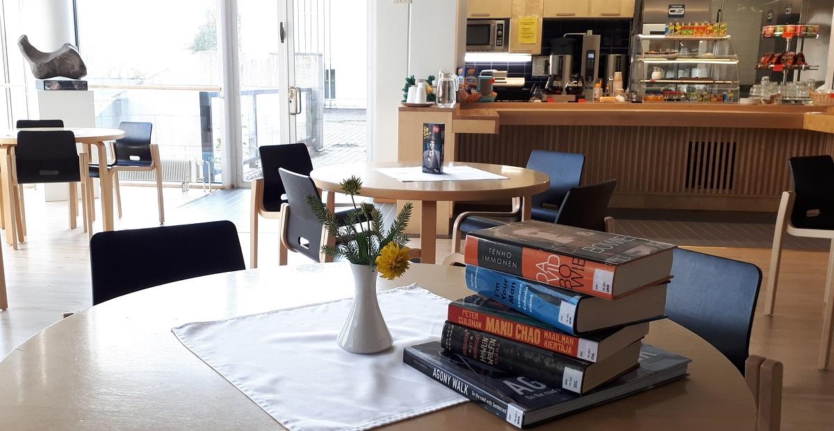 Kirjaston kirjoja kulttuuritalo Virran kahvion pöydällä.