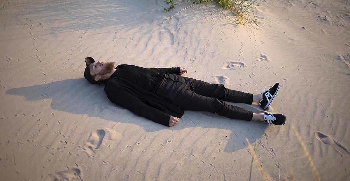 Samuli Putro makaa hiekkarannalla