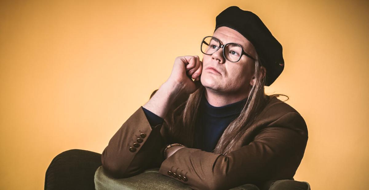 Näyttelijä Matti Mikkonen alias Matthau Mikojan esittää mietiskelevää nuorta Juicea