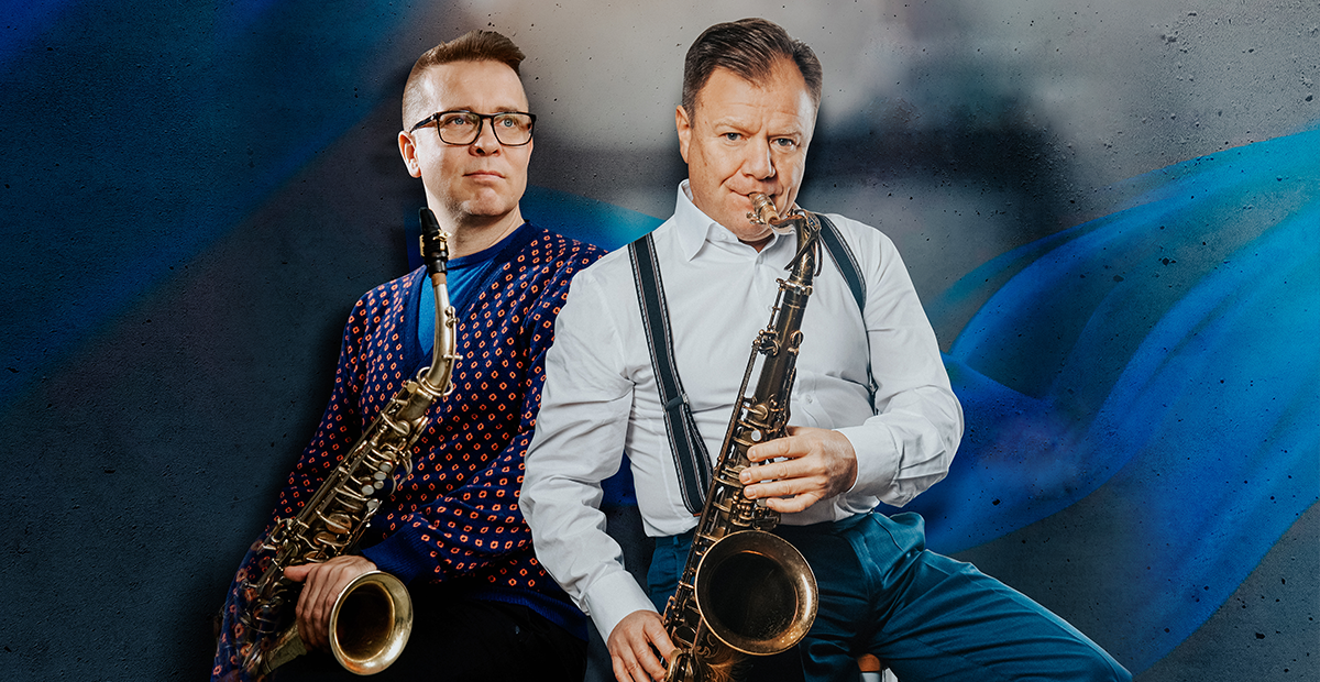 Jukka Perko ja Igor Butman poseeraavat saksofien kanssa vierekkäin