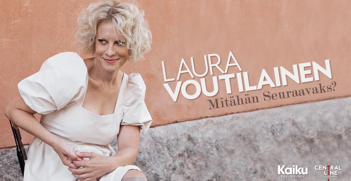 Laura istuu ja hymyilee