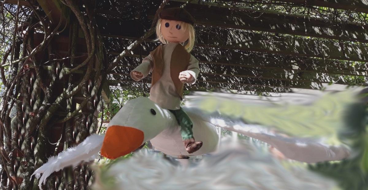 Nukke-Peukaloinen villihanhen selässä.