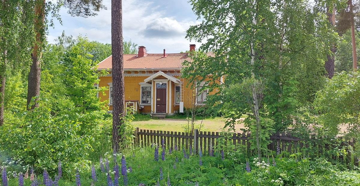 Puita ja keltainen päiväkotirakennus.