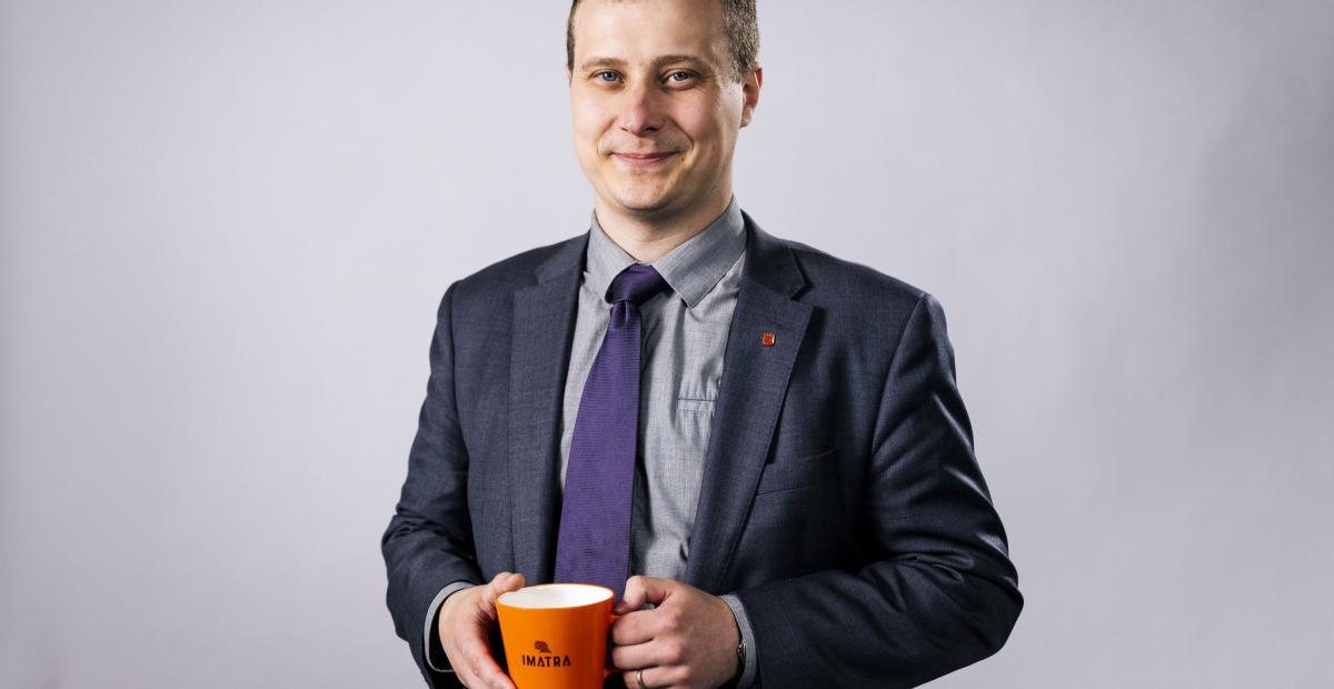 Matias kahvikuppi kädessä