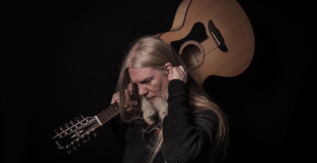 Marko Hietala kitara olallaan