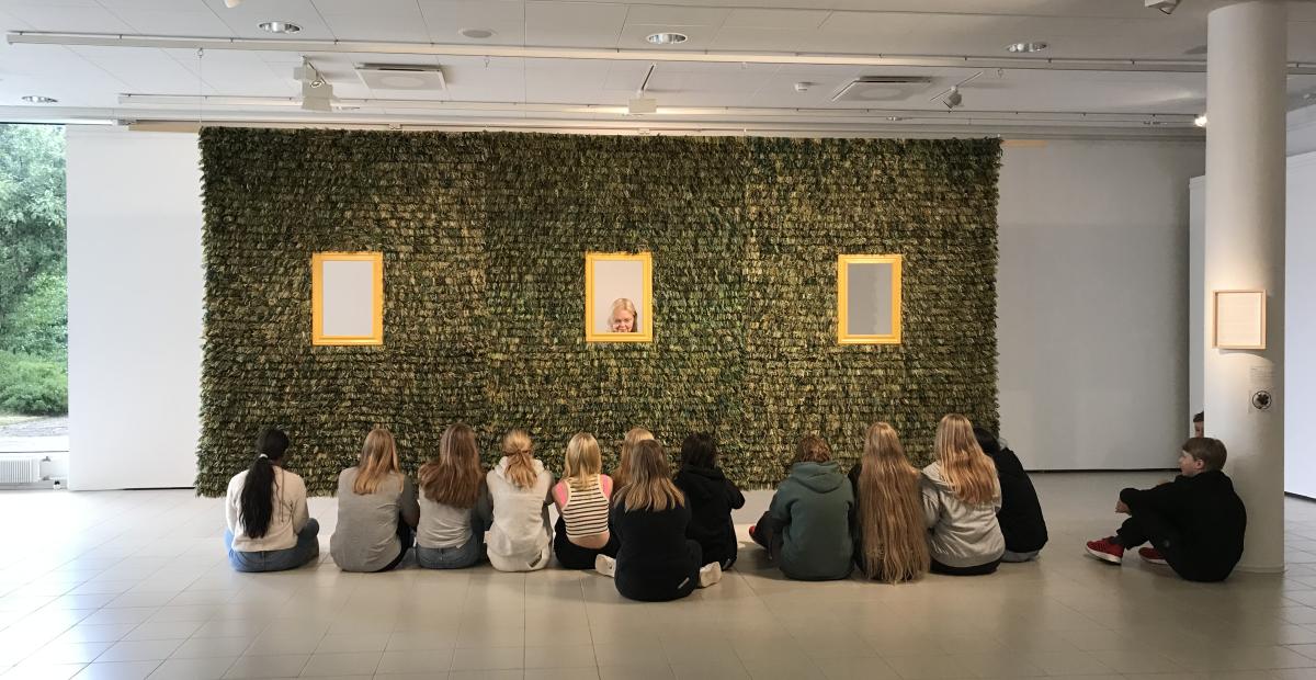 Koululaisia Imatran taidemuseossa Risteymiä-näyttelyssä