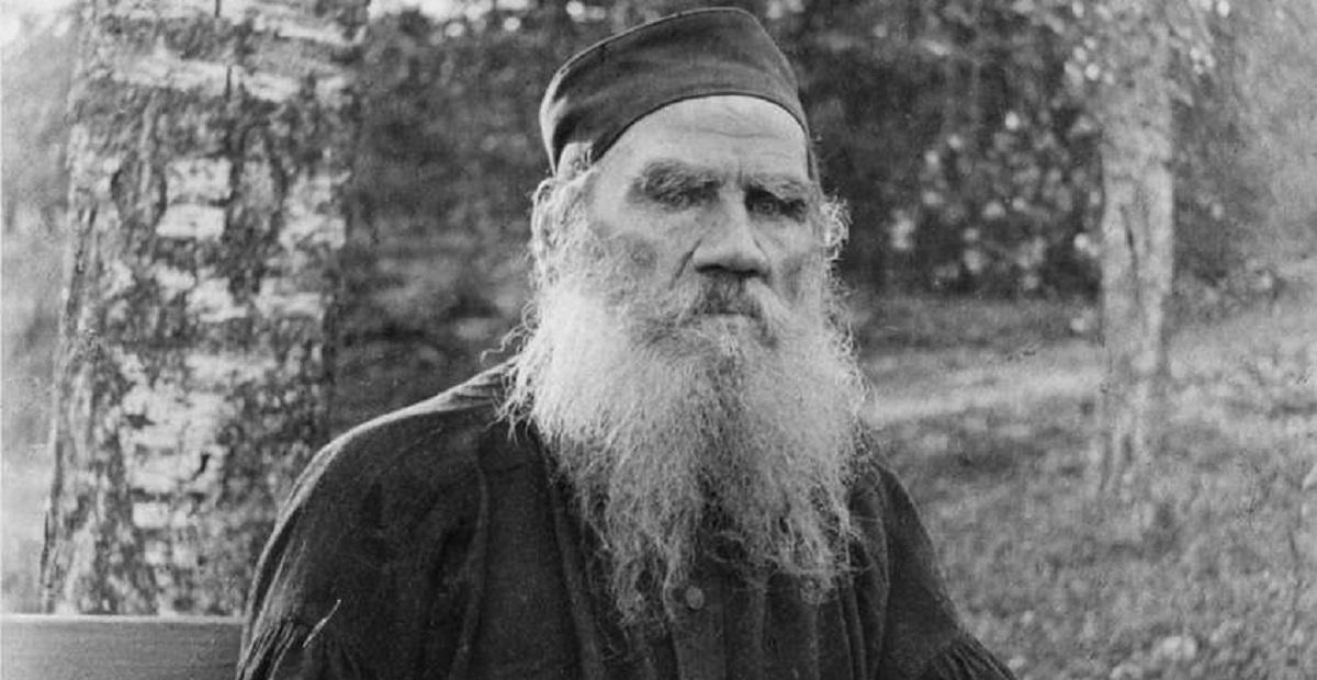 Kuvassa on yksi henkilö, Leo Tolstoi.