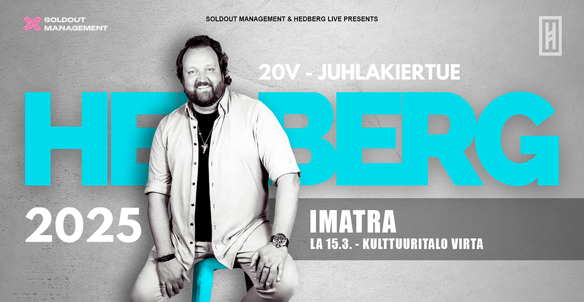 Sami istuu jakkaralla hymyillen ja rentona