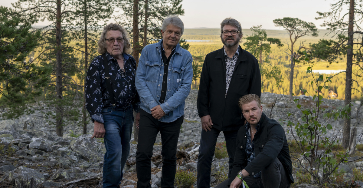 Bändin jäsenet jylhässä maisemassa