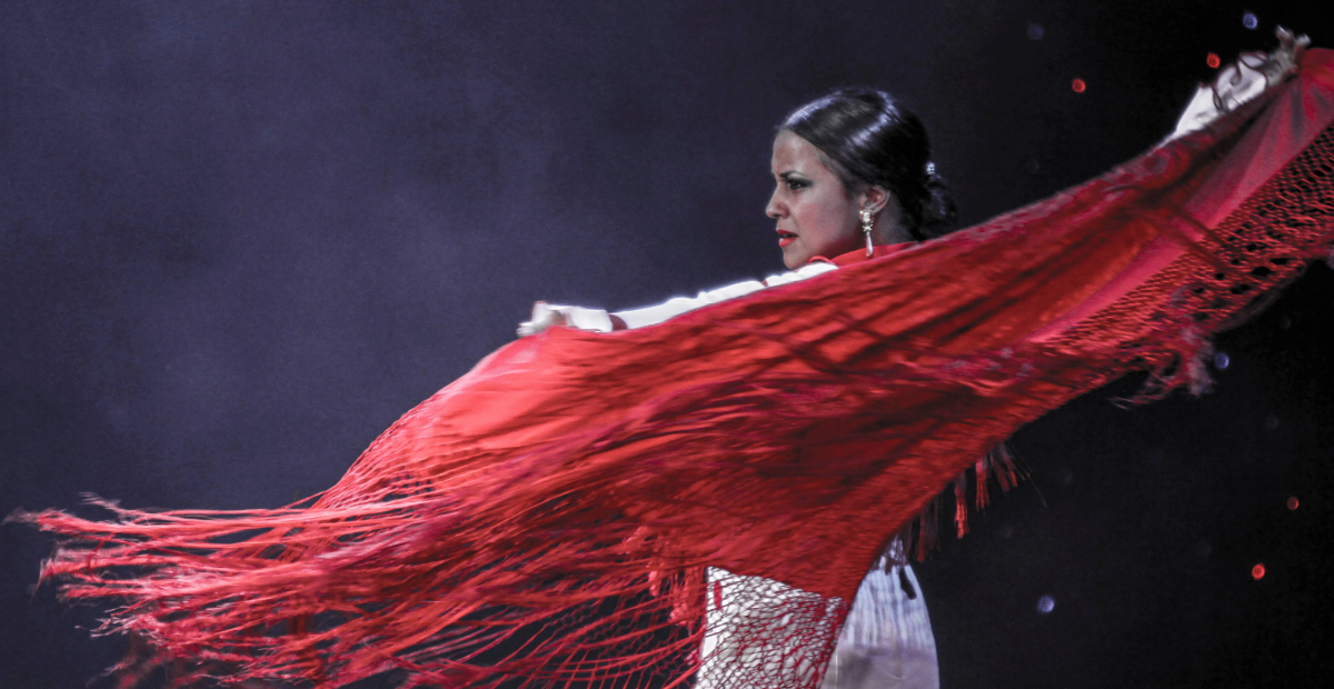 Nainen tanssimassa flamencoa punaisen huivin kanssa