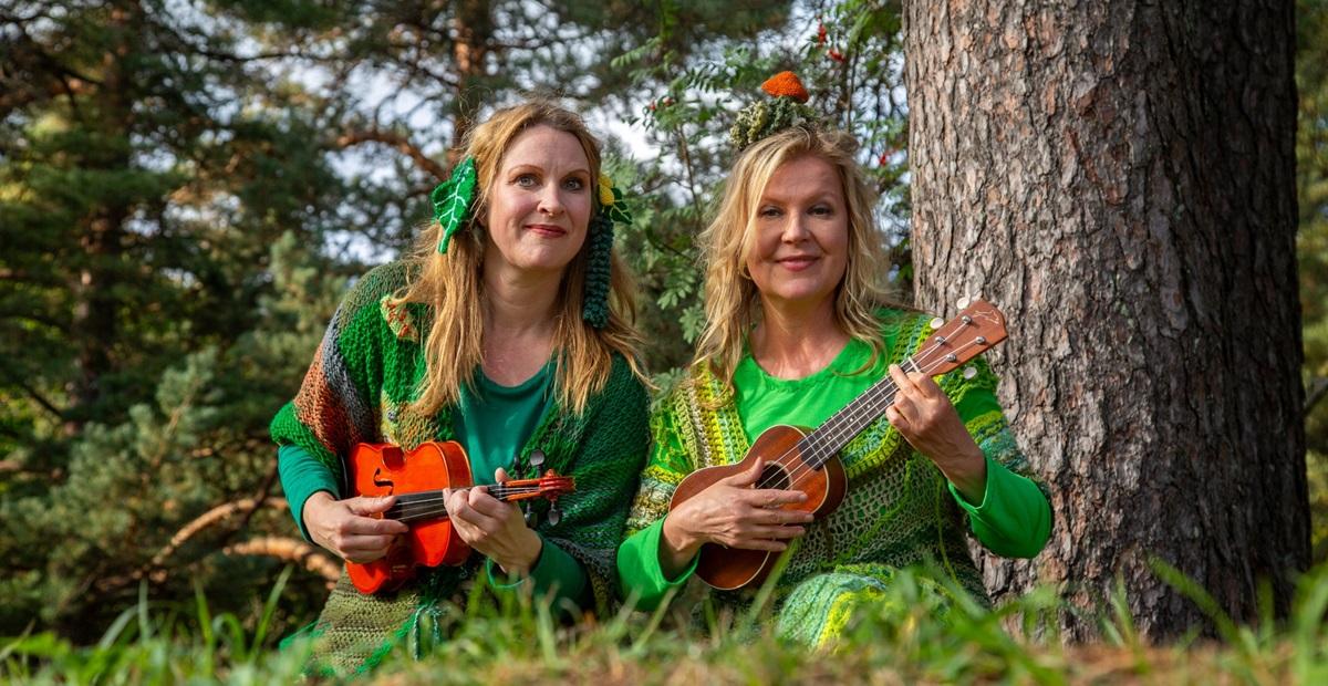 Kuvassa on kaksi henkilö soittimet kädessä.