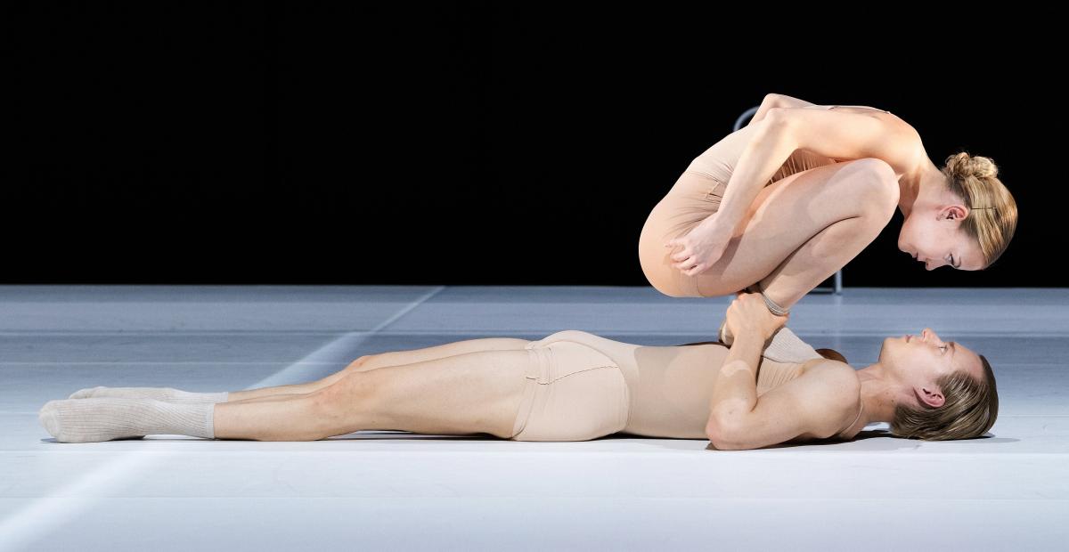 Tanssijat toistensa päällä