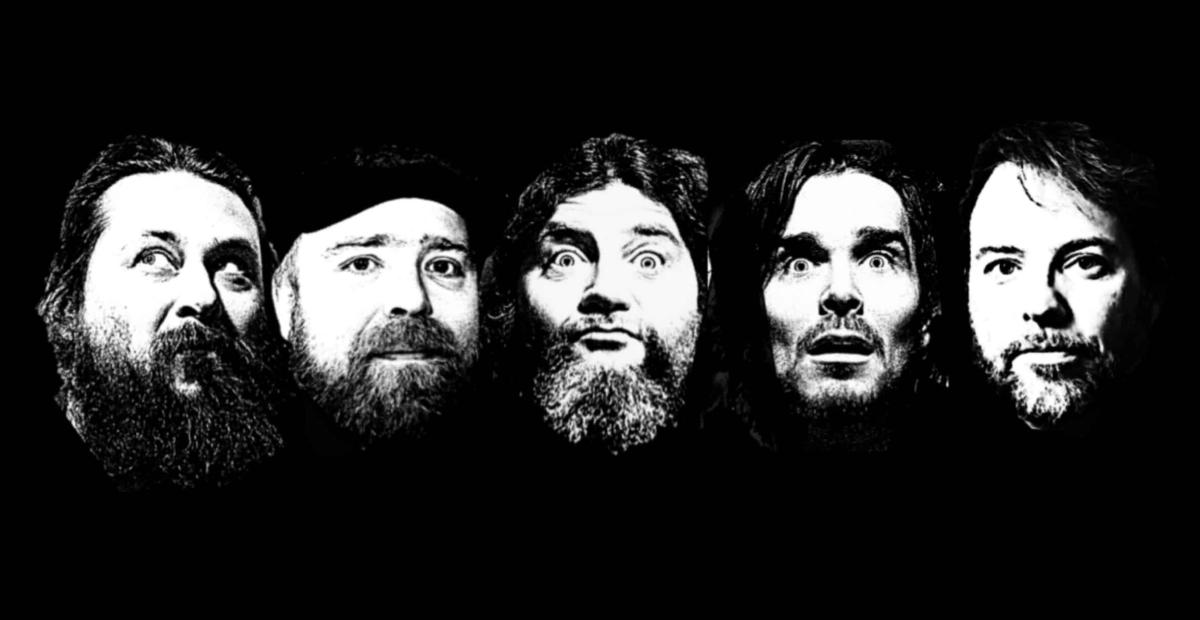 Mustavalkoinen kuva, jossa yhtyeen jäsenten kasvot vaalealla