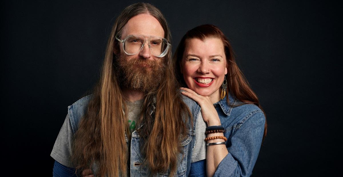 Kuvassa on kaksi henkilöä.