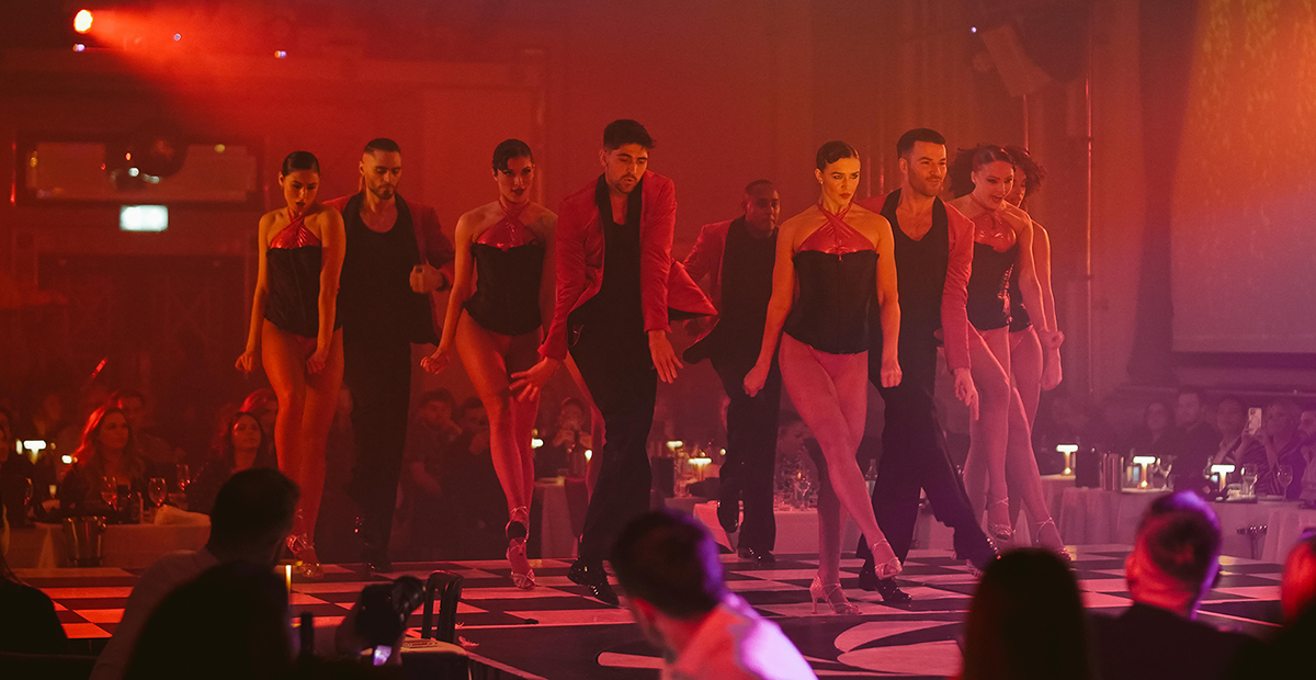Tanssijat intensiivisen näköisinä lavalla punaisessa valaistuksessa