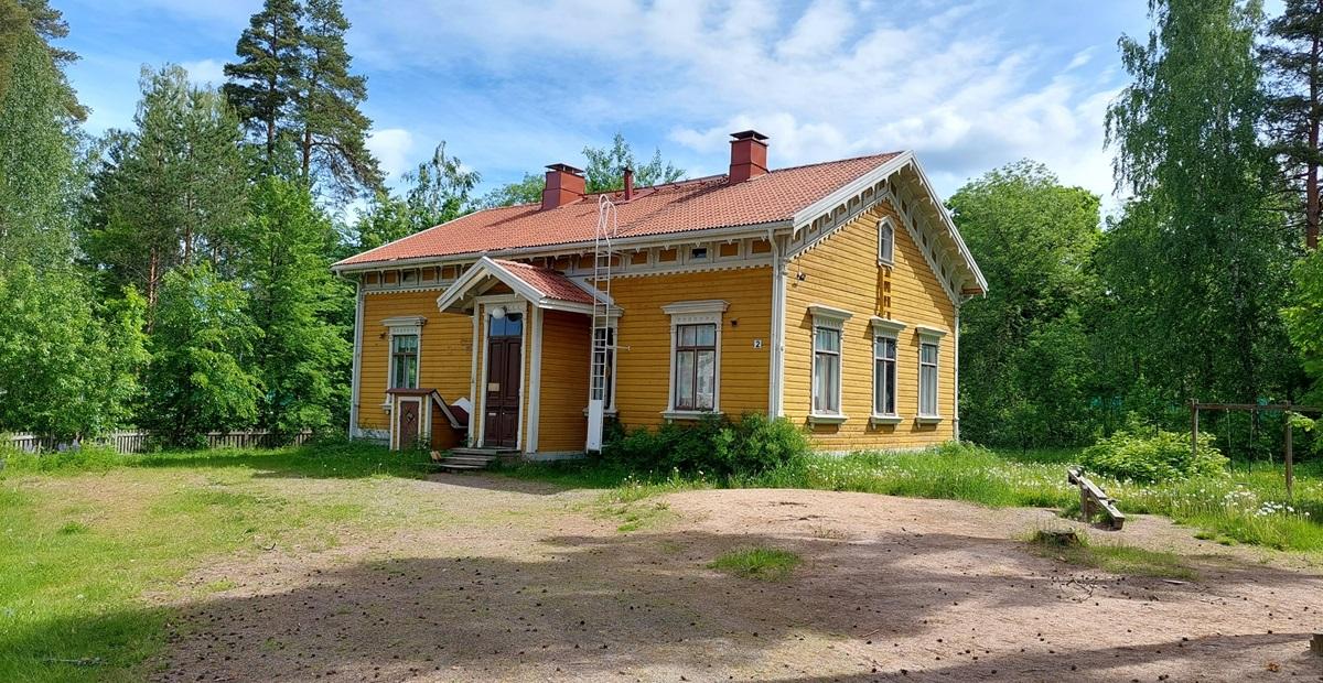 Kuvassa on puurakennus ja piha.