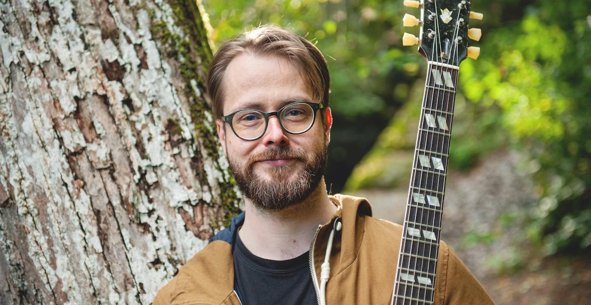 Yksi henkilö ja kitara.